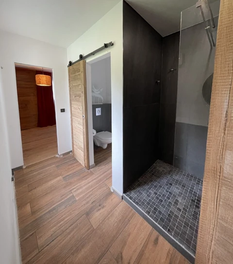 Salle de bain moderne avec douche à l'italienne et toilettes séparées