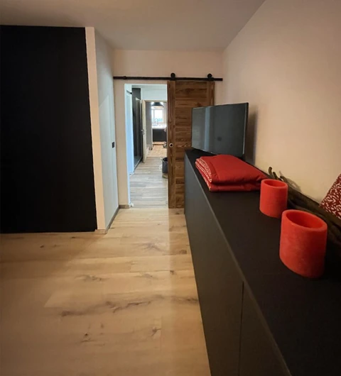 Intérieur moderne d'appartement rénové avec couloir en parquet bois naturel