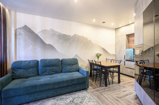 Scène d'intérieur de rénovation avec escabeau métallique et seau blanc contenant outils de peinture
