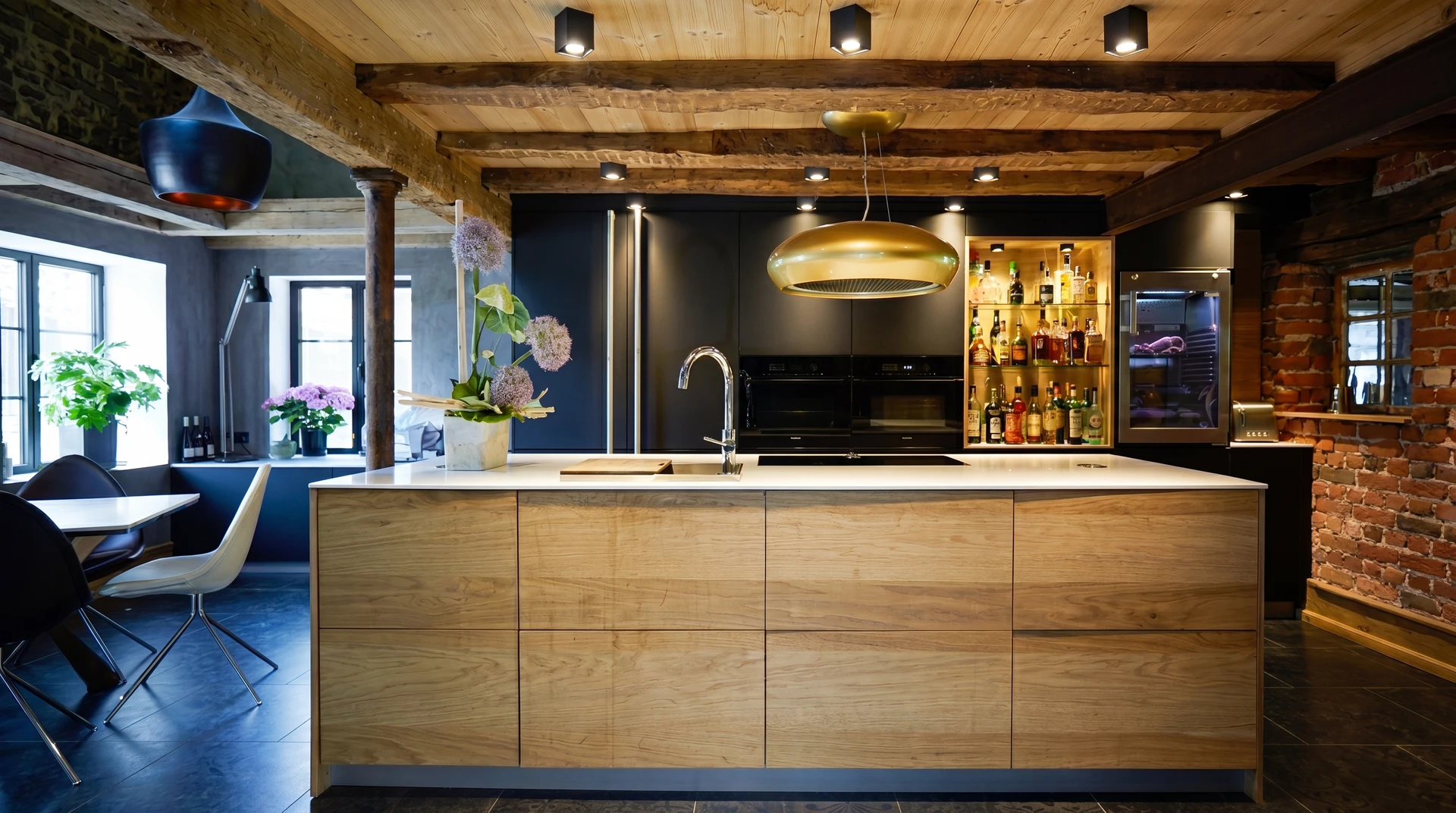 Showroom intérieur de revêtements avec présentoirs muraux et au sol exposant diverses gammes de carrelages, pierres naturelles et matériaux de construction