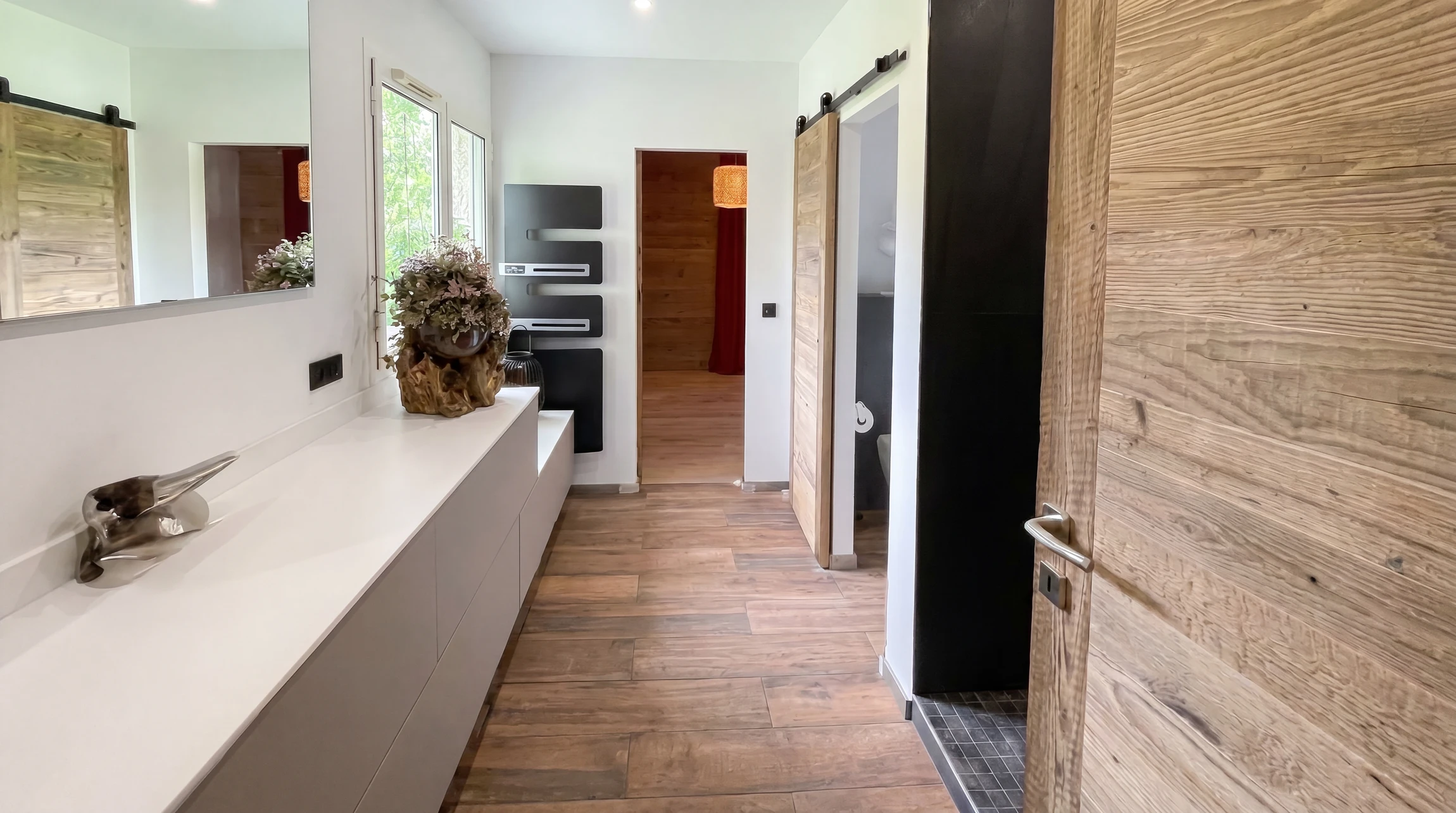 Cuisine moderne minimaliste avec mobilier intégré gris clair, plan de travail en bois
