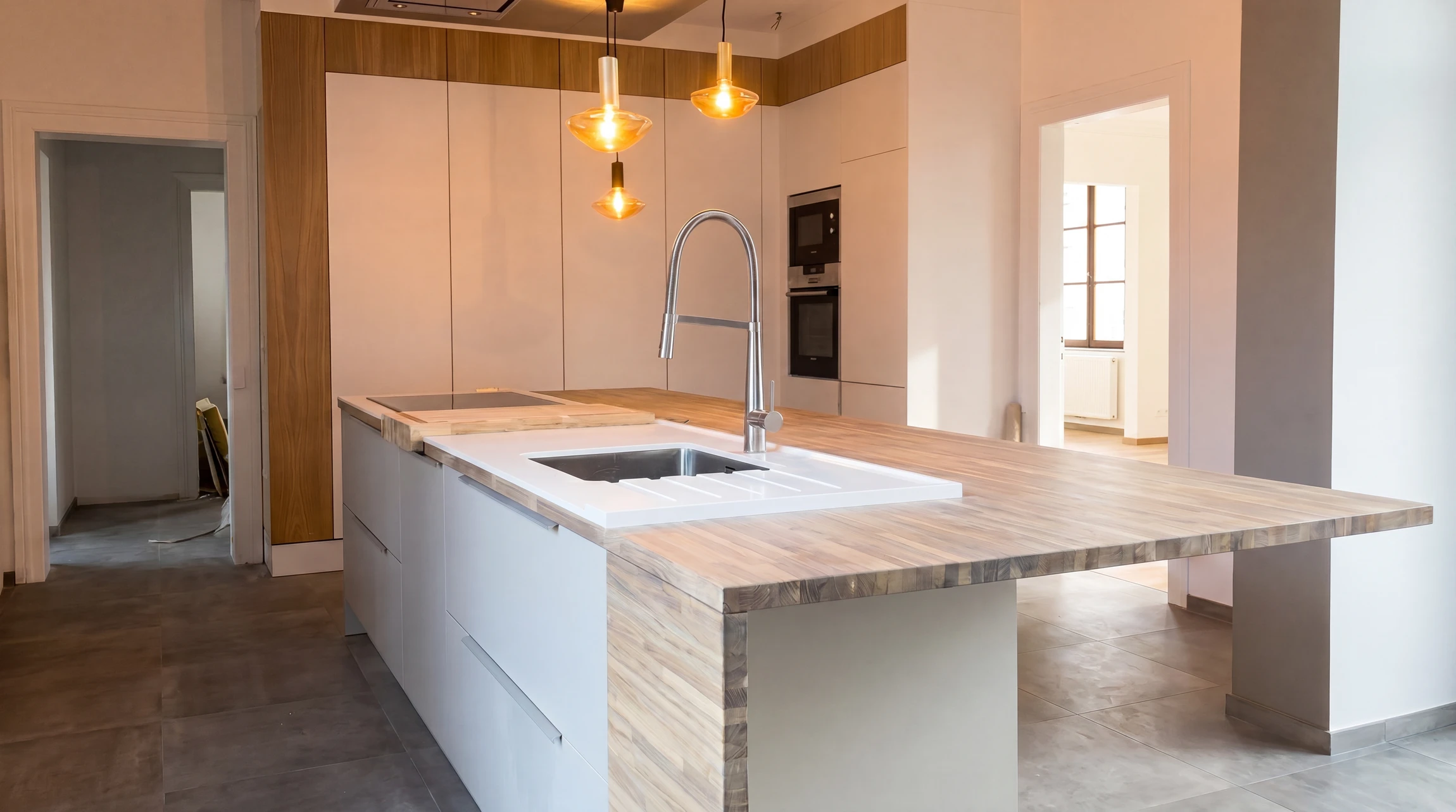 Photographie réaliste d'un chantier de rénovation intérieur moderne en cours, montrant simultanément plusieurs corps de métier en action : un ouvrier installant une fenêtre premium, un autre posant du carrelage sophistiqué, avec aperçu d'une cuisine ou salle de bains en arrière-plan. La scène capture l'ampleur et la coordination professionnelle des travaux, dans une ambiance de chantier organisé et moderne, avec outils de chantier visibles. Lumière naturelle, prise de vue dynamique valorisant le profil des intervenants et l'envergure du projet.