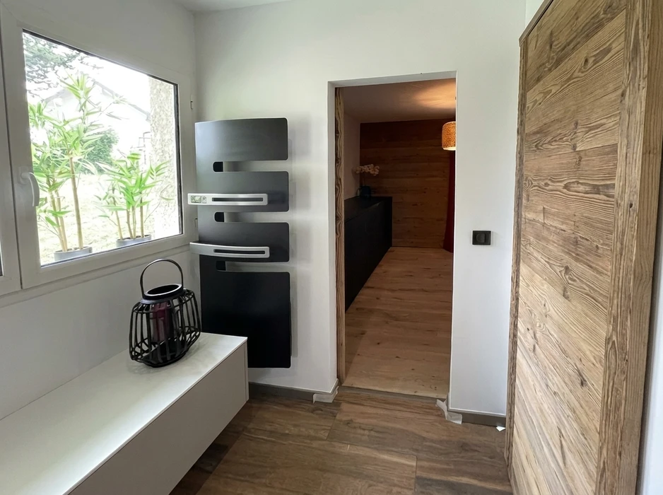 Salle de bain moderne avec douche à l'italienne et toilettes séparées