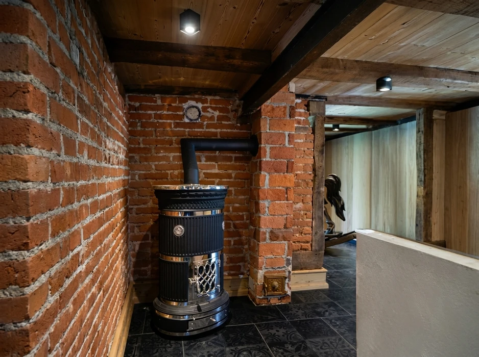 Intérieur moderne d'un couloir résidentiel avec parquet en bois massif, meubles suspendus blancs laqués, éclairage LED encastré au plafond
