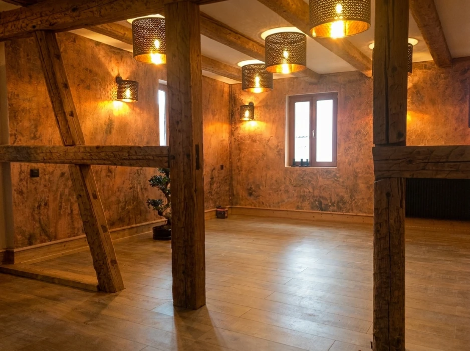 Toilettes modernes dans espace résidentiel avec murs en lambris bois naturel
