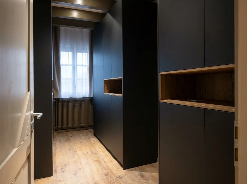 Toilettes modernes dans espace résidentiel avec murs en lambris bois naturel