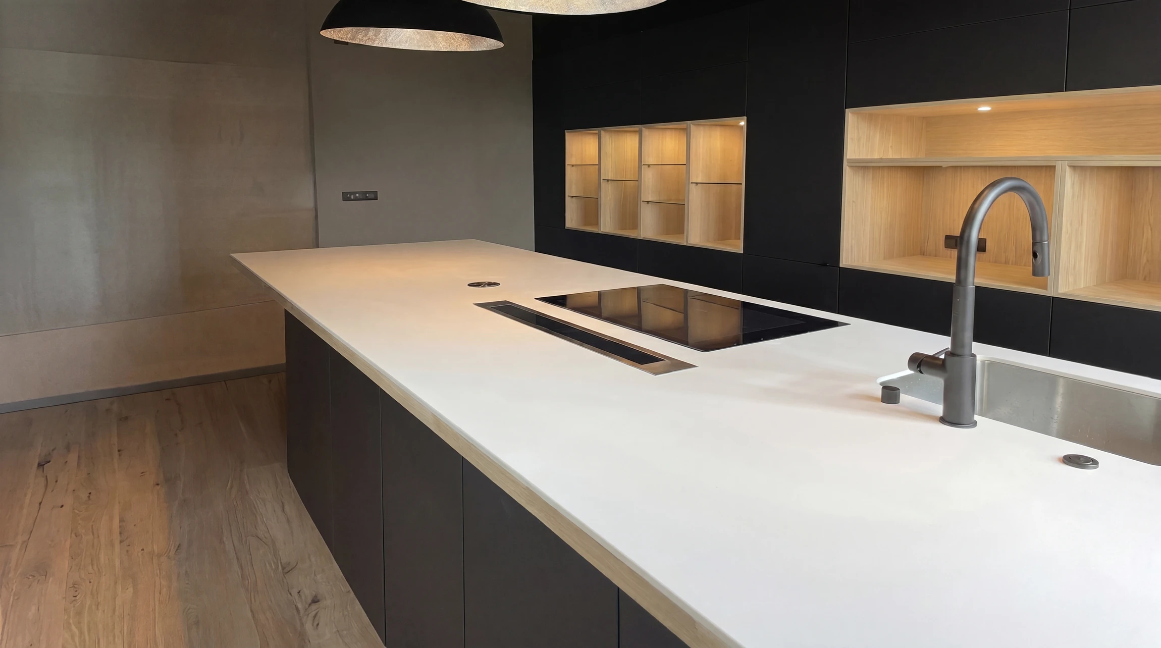 Cuisine moderne ouverte avec îlot central, espace repas intégré et salon adjacent