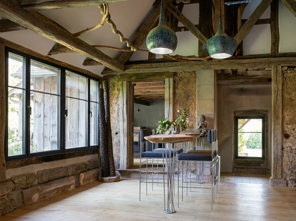 Cuisine moderne ouverte avec îlot central en bois, quatre tabourets gris à pieds en chêne