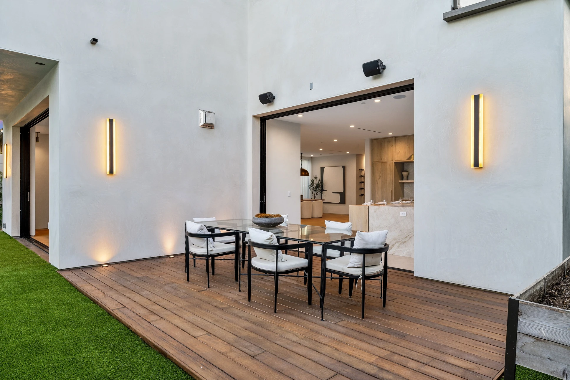 Terrasse extérieure couverte avec cuisine d'été intégrée sous pergola moderne