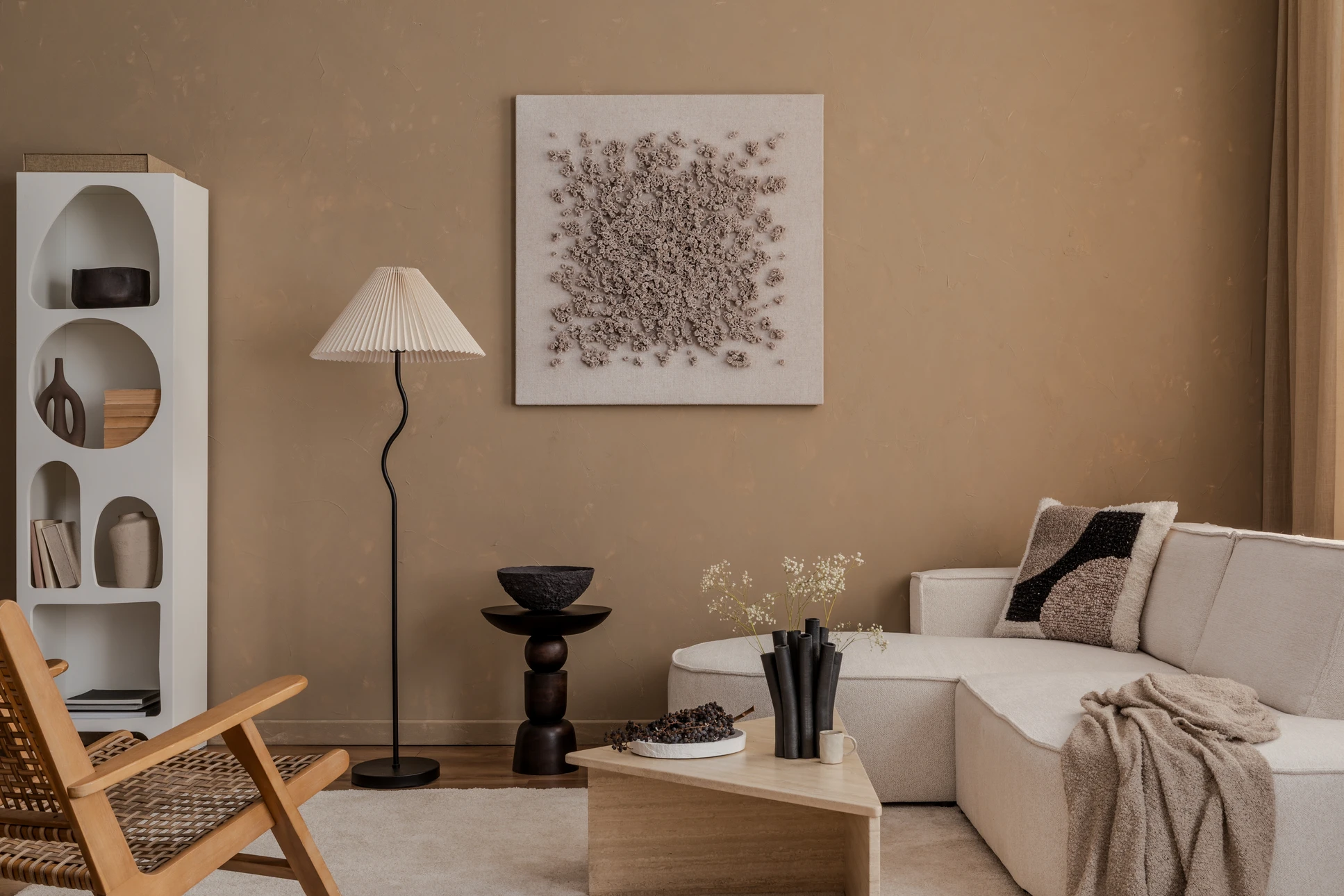 Mur intérieur en cours de peinture avec rouleau à peinture texturé