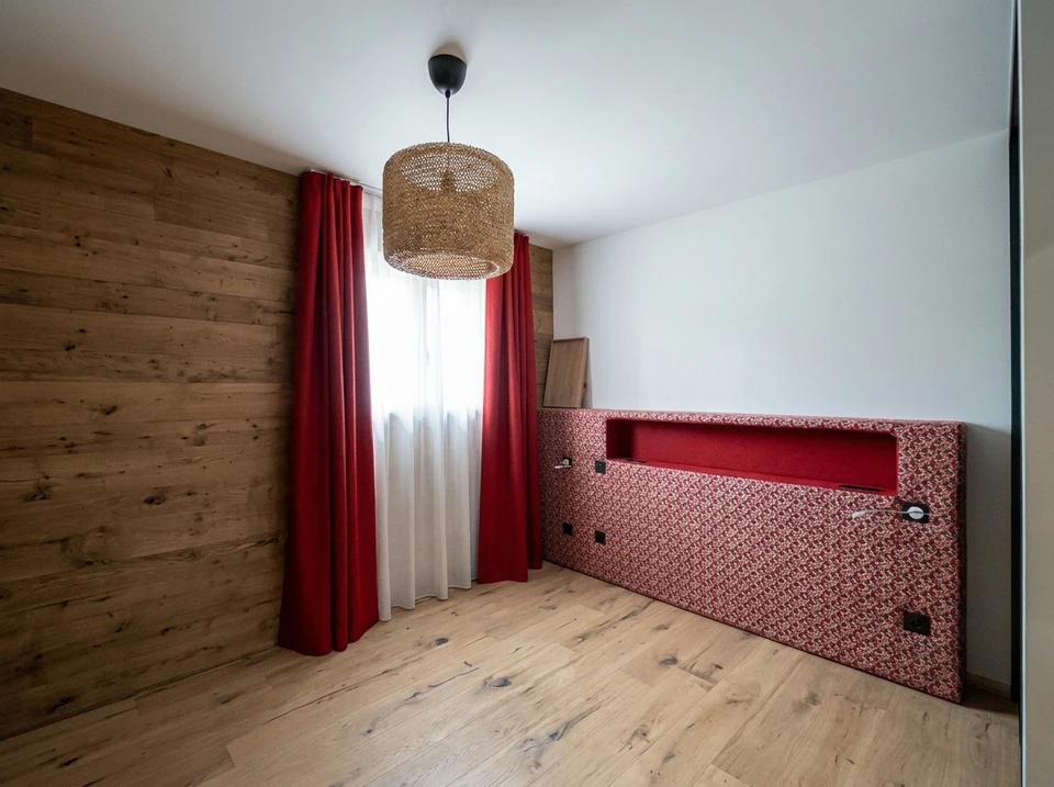 Consultation de matériaux décoratifs en intérieur